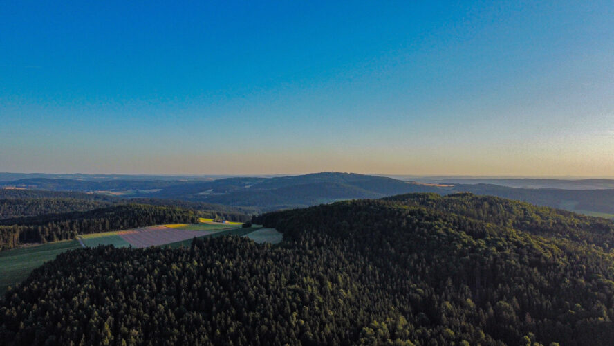 Sicht auf Kühtränkberg und Rehberg im Hintergrund der Fahrenberg